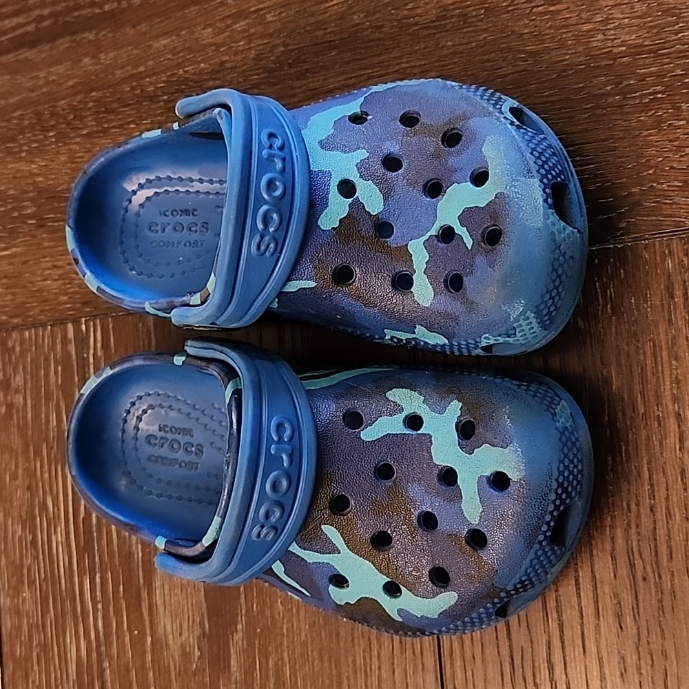 Crocs camo size 9 toddler